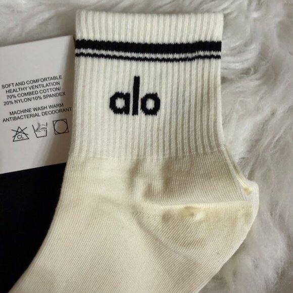 Alo Yoga Logo Crew Socks 2-Pack Black & Ivory S/M NWT - Picture 5 of 5